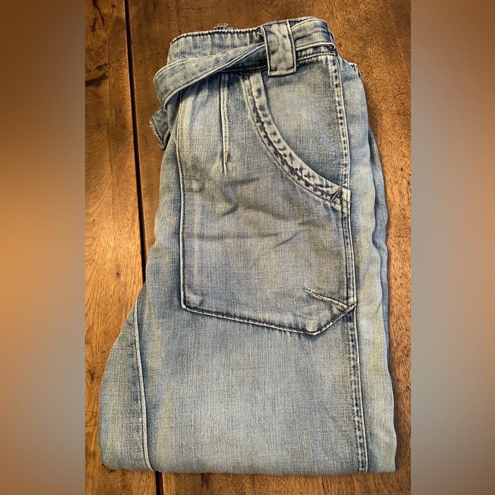 EUC We the Free Pull-on Baggy leg Jeans Light Wash Size M.